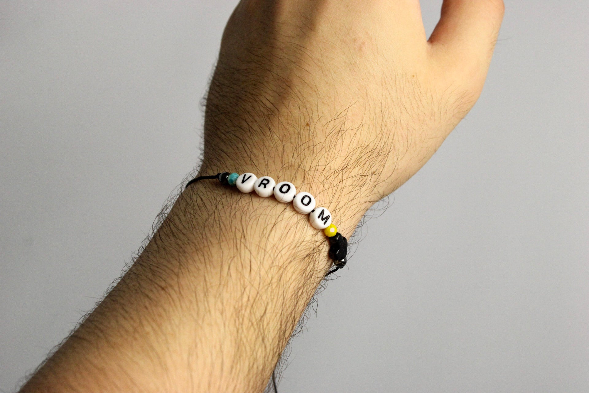 Pulsera "Vroom Vroom" — Un recordatorio de esperanza en tu muñeca
