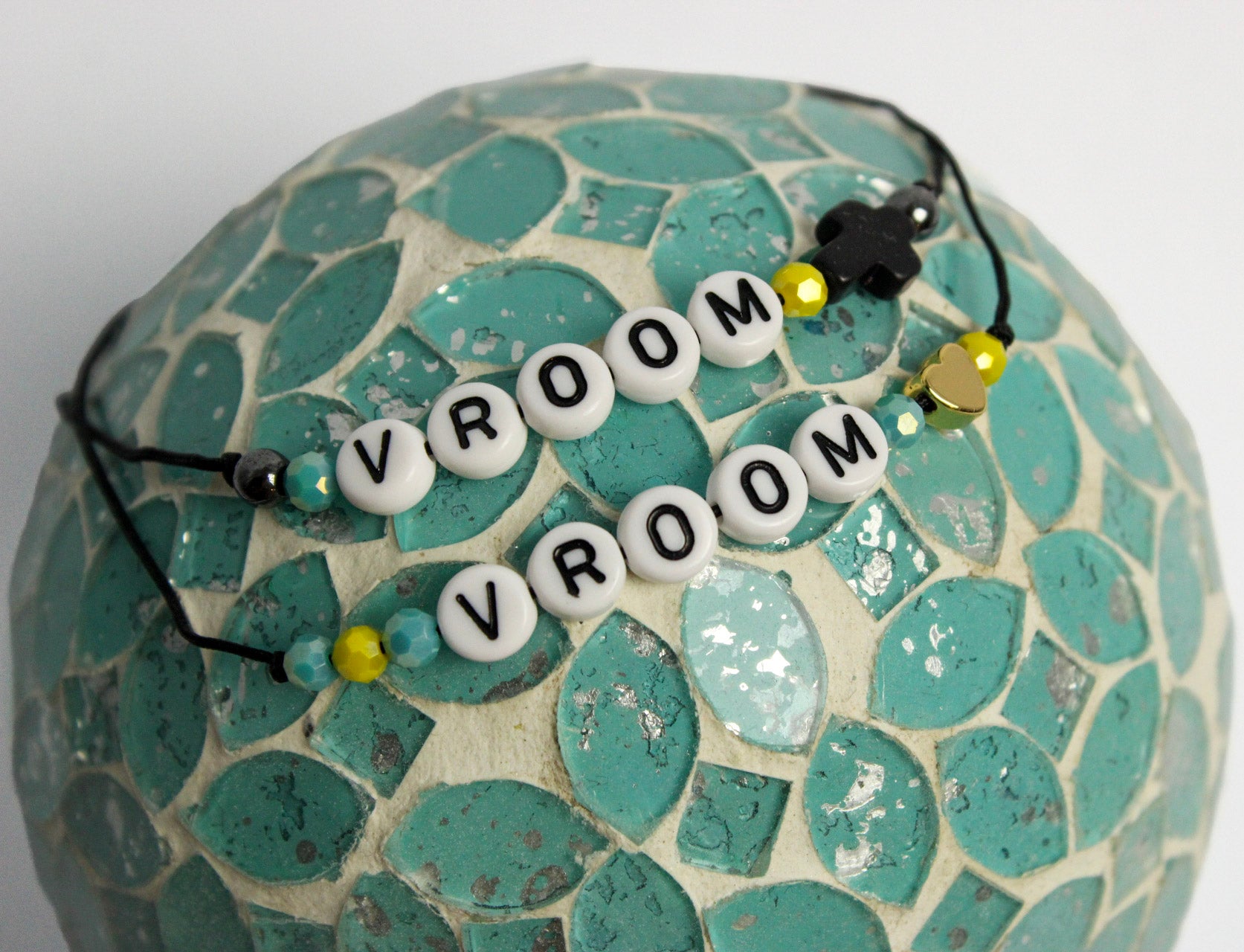 Pulsera "Vroom Vroom" — Un recordatorio de esperanza en tu muñeca
