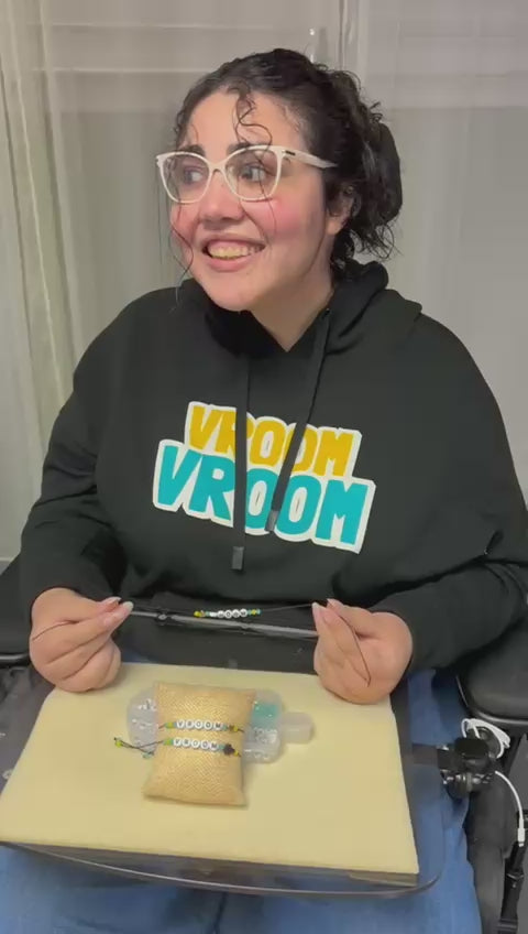 Pulsera "Vroom Vroom" — Un recordatorio de esperanza en tu muñeca